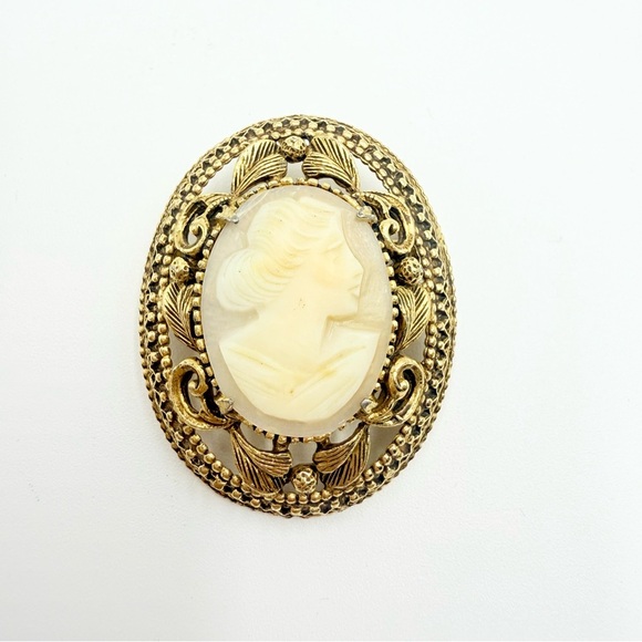 Vintage Florenza Gold Tone Filigree Carved Shell Cameo Brooch - Picture 3 of 6